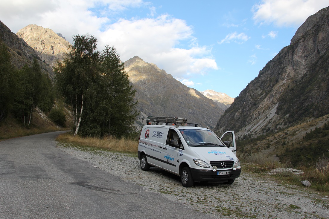 13-vehicule-vito-vu-sur-les-hautes-alpes-a-la-taille